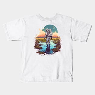 astronaut exploring the space Kids T-Shirt